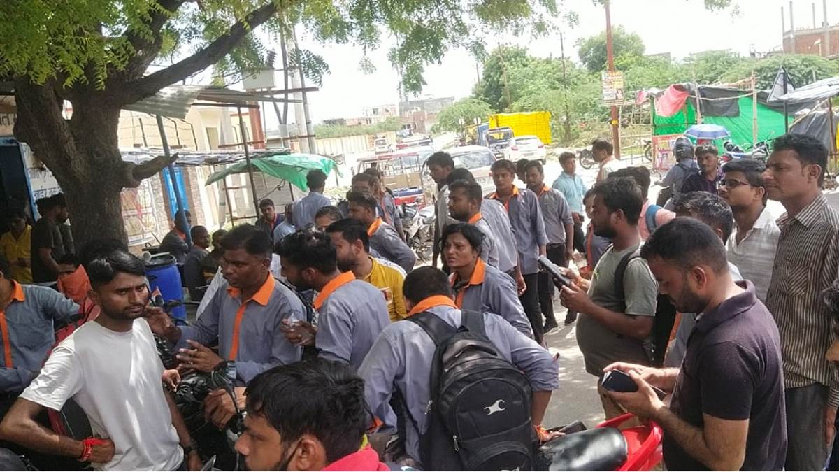 Photo of कानपुर: हड़ताल पर बैठे ई-बस परिचालकों को पुलिस ने खदेड़ा, महिलाओं को लात-घूसों से पीटने का लगा आरोप ..