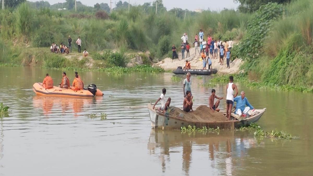 Photo of हरदोई: नदी में ट्रैक्टर-ट्राली गिरने से आठ लोगों की हुई मौत.. 