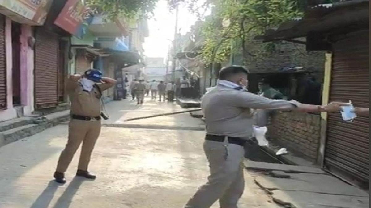 Photo of रुद्रपुर में जहरीली गैस का रिसाव होने से मचा हड़कंप,  करीब तीन सौ परिवारों वाला मोहल्ला कराया खाली..