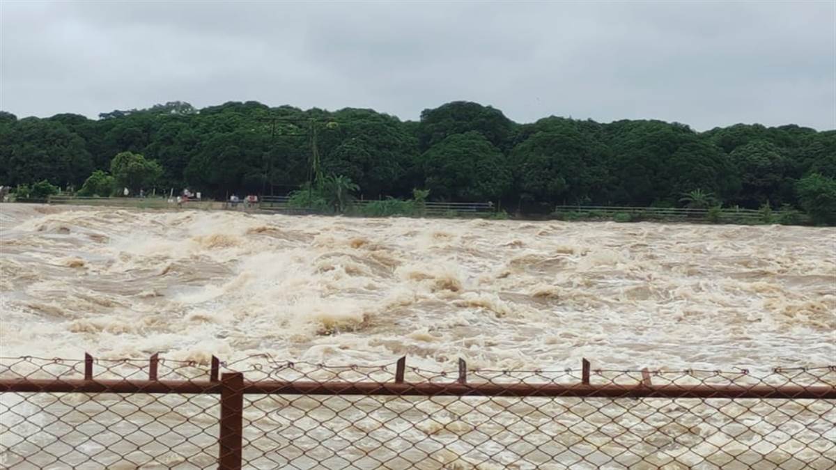 Photo of छत्‍तीसगढ़: वर्षा से जनजीवन अस्त-व्यस्त, निचली बस्तियों में भरा पानी