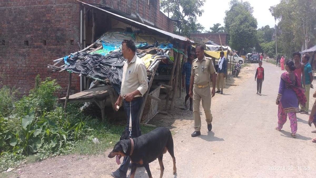 Photo of बाराबंकी में कंटीले तार लटका मिला युवक का शव, परिवारीजन ने गांव के ही दो युवकों पर लगाया हत्या का आरोप