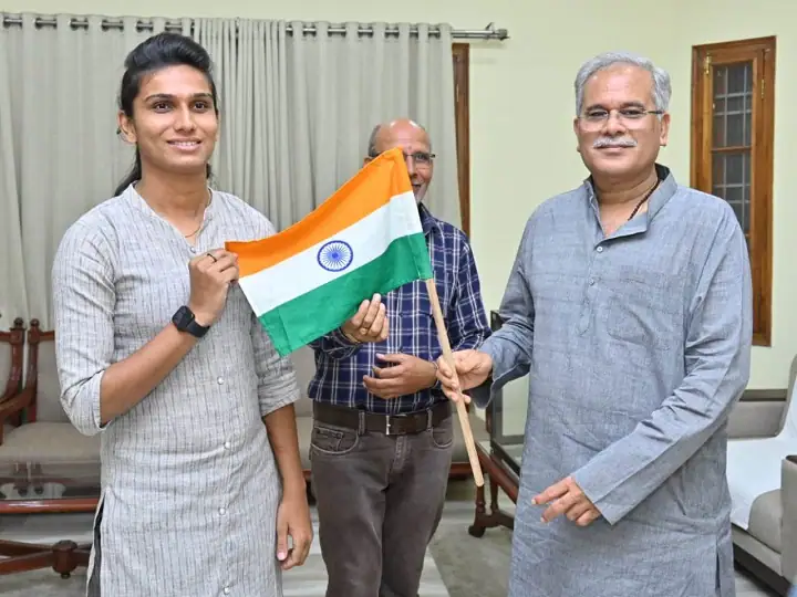 Photo of सीएम बघेल ने पर्वतारोही अंकिता को सौंपा राष्ट्रीय ध्वज