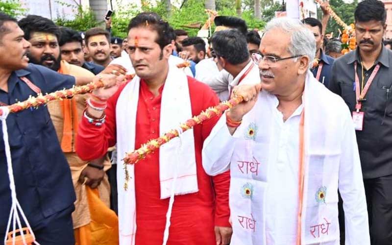 Photo of कांवर के साथ हटकेश्वर महादेव मंदिर पहुंचे सीएम भूपेश बघेल