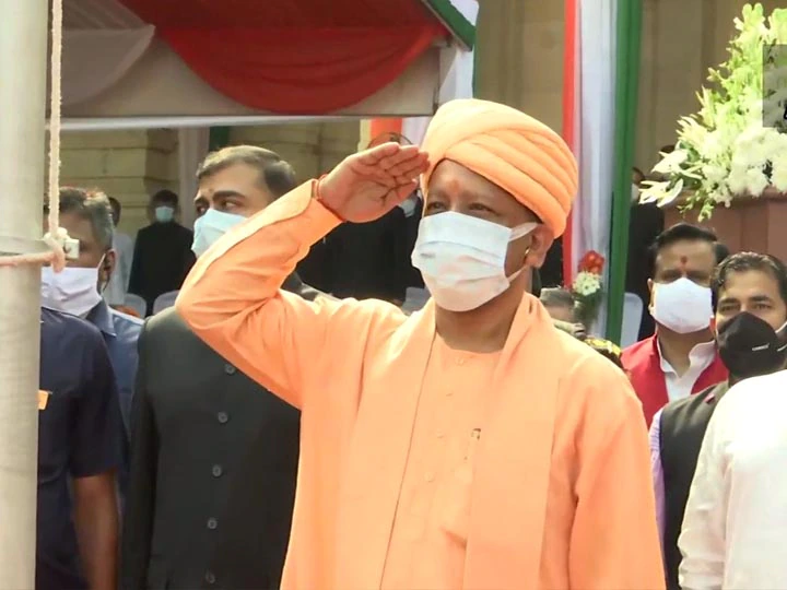 Photo of सीएम योगी आदित्‍यनाथ ने लखनऊ विधानभवन में फहराया तिरंगा