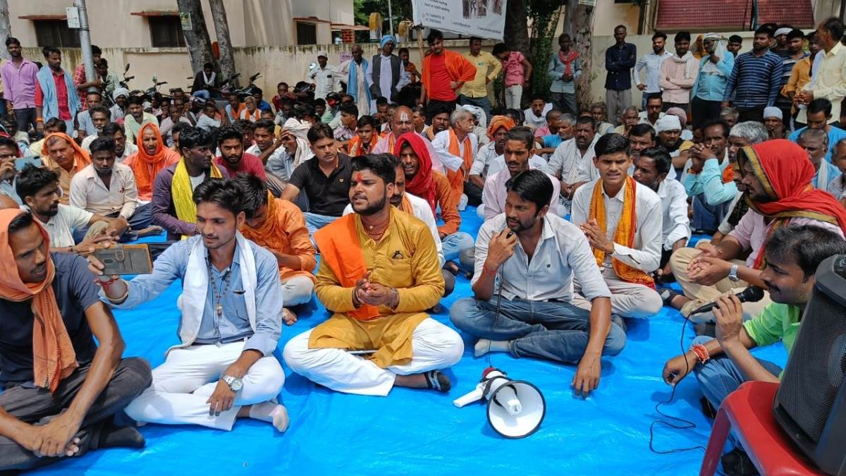 Photo of सीतापुर के रेउसा थाने के गेट पर बजरंग दल के कार्यकर्ताओं ने किया धरना-प्रदर्शन, थानाध्यक्ष पर गंभीर आरोप