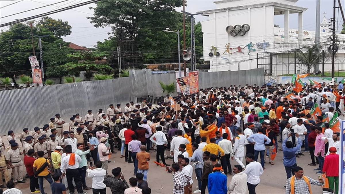 Photo of आज रायपुर में शुरू हुआ भाजयुमो का बड़ा प्रदर्शन, दो बैरिकेडिंग तोड़ पहुंचे कालीबाड़ी