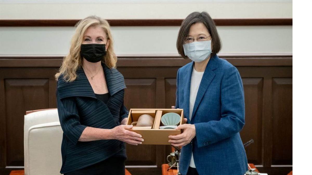 Photo of चीन-ताइवान तनाव के बीच नए अमेरिकी सांसद मार्शा ब्लैकबर्न ने की राष्ट्रपति त्साई इंग वेन से मुलाकात