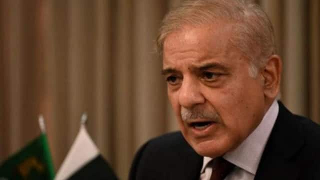 Photo of पाक के बाढ़ प्रभावित इलाकों का दौरा करने के बाद प्रधानमंत्री शहबाज शरीफ हुए इमोशनल 