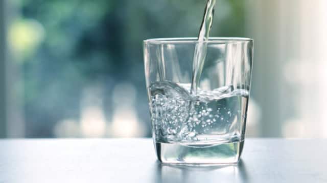 Photo of रेलवे स्टेशनों पर बंद चल रही वाटर वेंडिंग मशीनों को अब रेलवे देगा संजीवनी