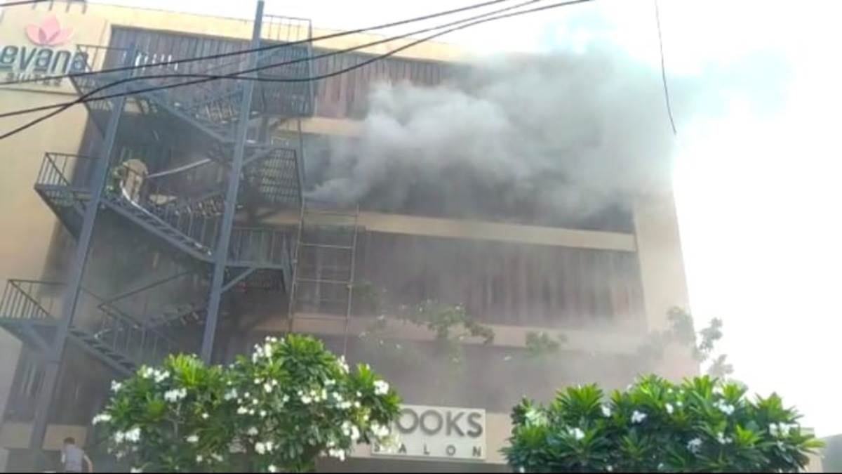 Photo of होटल लेवाना सुईट में भीषण आग लगने के बाद घुटने लगा था दम, देखें फाेटो