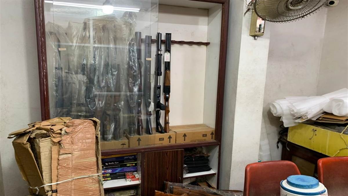 Photo of इंदौर: चोरों ने बंदूक दुकान को बनाया निशाना, ले गए सौ कारतूस, एक बंदूक