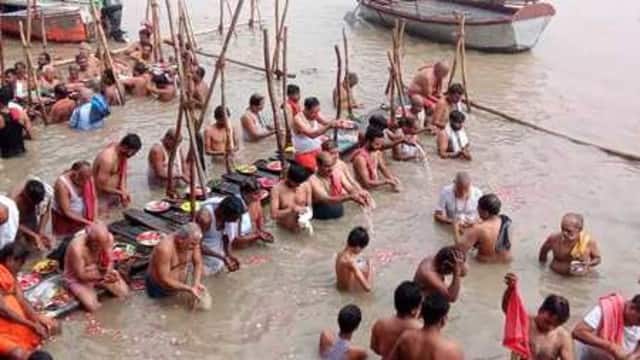 Photo of पितृपक्ष के अंतिम दिन सर्वपितृ अमावस्या को पितरों को दी विदाई, पढ़े पूरी खबर