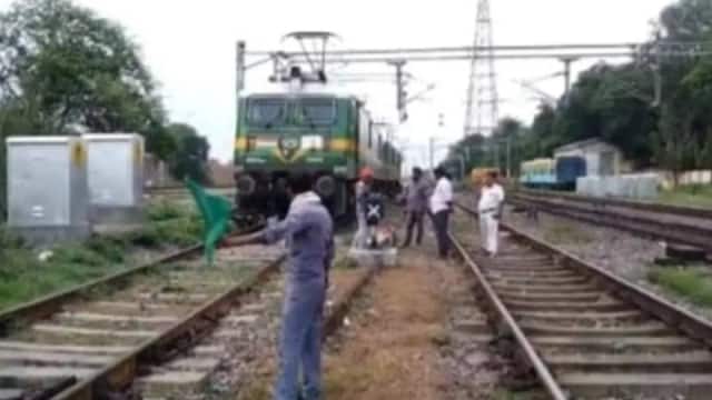 Photo of मिर्जापुर के चुनार-सोनभद्र के चोपन के बीच दौड़ी यूपी की सबसे लंबी मालगाड़ी