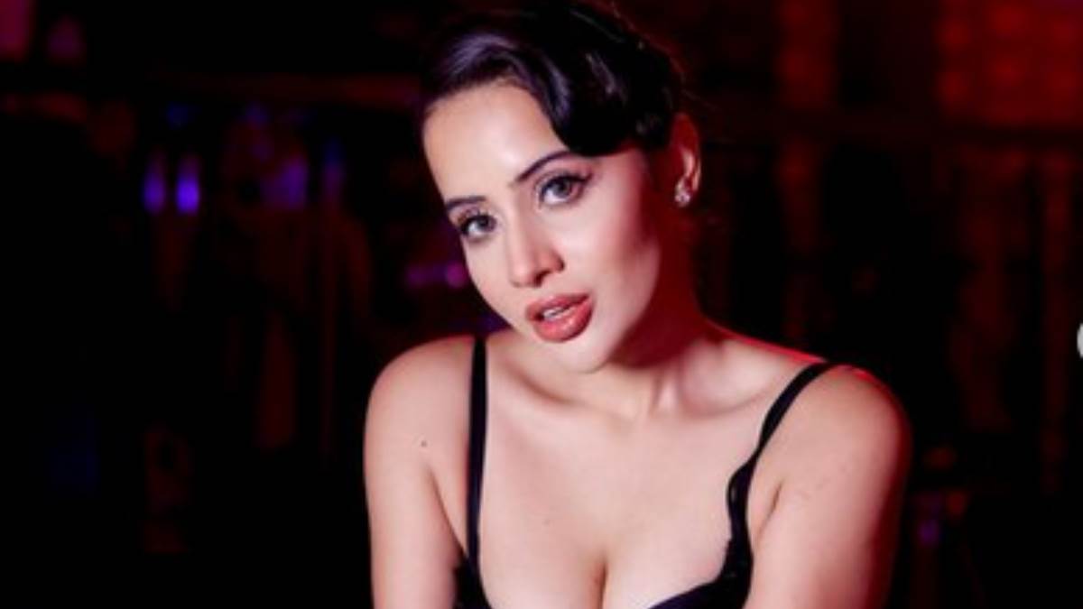 Photo of इस बार फिर लोगों को अपने कपड़ों से हैरान कर रही उर्फी जावेद, पहनी आगे से पीछे तक पूरी खुली ड्रेस..