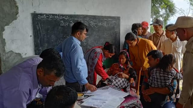 Photo of चम्पावत में प्राइमरी स्कूल की टॉयलेट की छत गिरने से एक छात्र की मौत, 3 घायल..