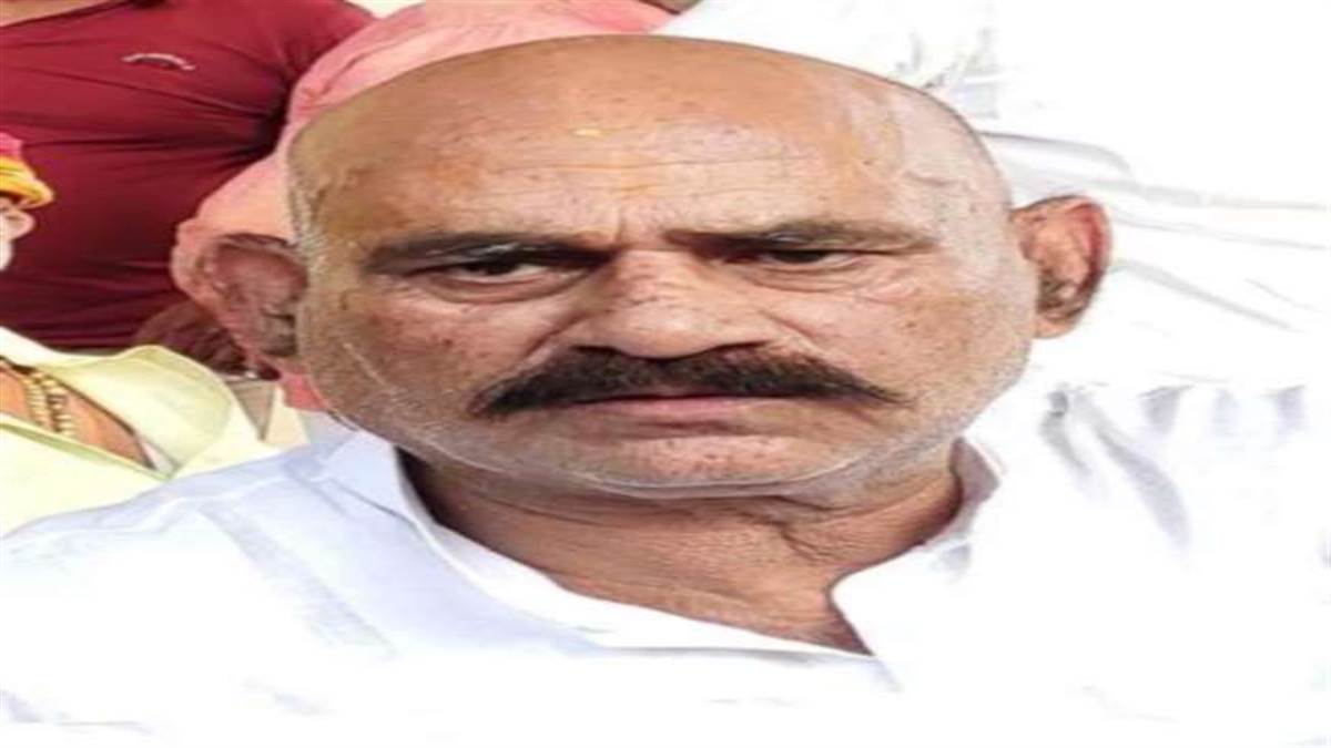 Photo of भदोही जिले के चर्चित पूर्व विधायक की अवैध संपत्ति पर जिला प्रशासन की हैं टेढ़ी नजरें, पुलिस ने जब्‍त भूमि पर लगायी सूचना