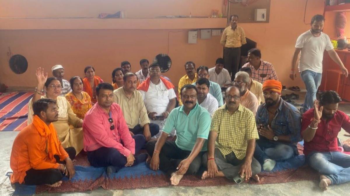 Photo of लेटे हुए हनुमान मंदिर में शनिदेव की प्रतिमा हुई खंडित कार्रवाई की मांग को लेकर सामूहिक हनुमान चालीसा का किया पाठ