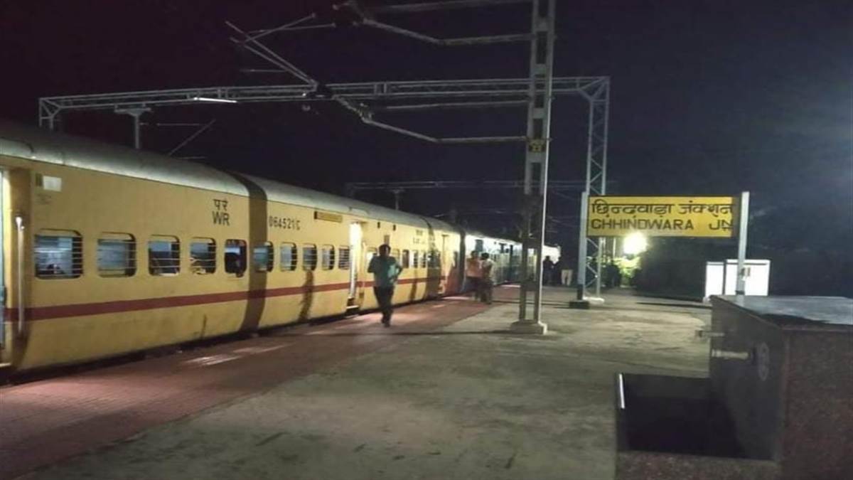 Photo of बीती रात छिंदवाड़ा स्‍टेशन के नजदीक पेंचवेली एक्सप्रेस का इंजन हुआ बोगियों से अलग..