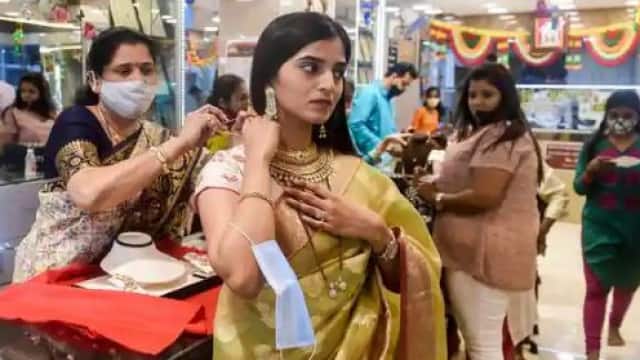 Photo of सर्राफा बाजारों में सोने-चांदी के हाजिर भाव में देखने को मिला ये बड़ा बदलाव, जाने क्या है आज के रेट