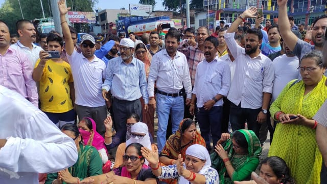 Photo of RSS पदाधिकारी की अंकिता और उसके माता-पिता पर की गई अभद्र टिप्पणी से भड़का जनाक्रोश, हाईवे जाम