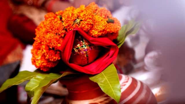 Photo of नवरात्रि के पहले दिन प्रतिपदा तिथि पर कलश स्थापना का है विधान, जाने शुभ मुहूर्त व सामग्री लिस्ट