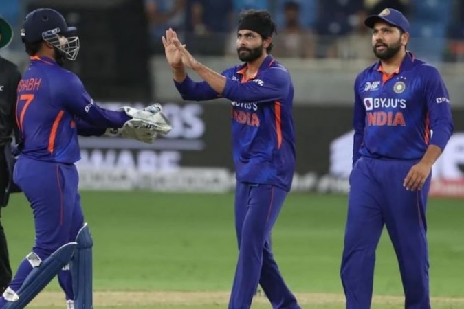 Photo of सुपर-4 के मुकाबले शुरू होने से पहले ही टीम इंडिया की बढ़ी मुश्किलें, पूरे टूर्नामेंट से बाहर हुए जडेजा..