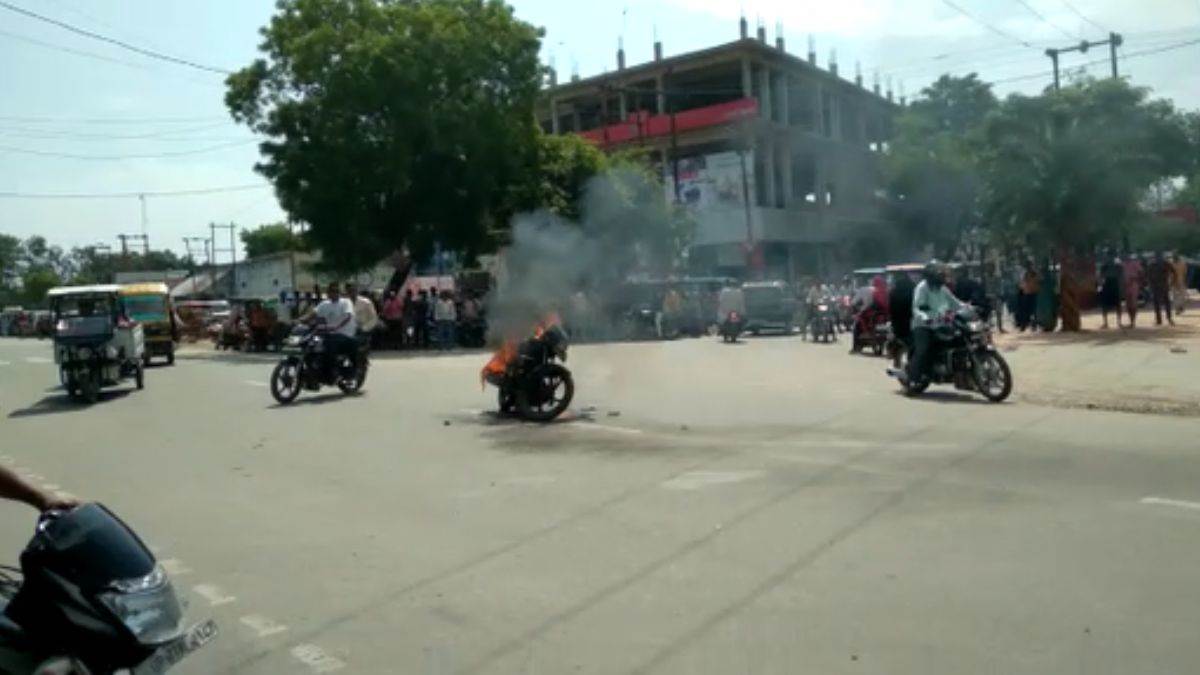 Photo of  लखीमपुर: एक युवक ने अपनी बाइक में लगा दी आग, डीएम को प्रार्थना पत्र देकर की न्याय की मांग..