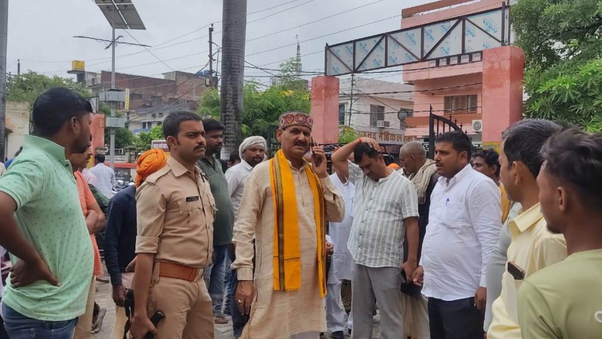 Photo of बलरामपुर में लकड़ी के पोल में उतरे करंट से दो सगे भाइयों की मौत, पढ़े पूरी खबर