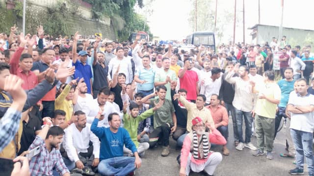 Photo of अंकिता भंडारी हत्याकांड में आज भी फूट पड़ा लोगों को गुस्सा, श्रीनगर-बदरीनाथ नेशनल हाईवे जाम