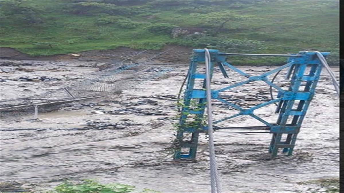 Photo of नेपाल में बादल फटने से चार लापता और पांच लोगों की हुई मौत, कई जगह मलबा भरा