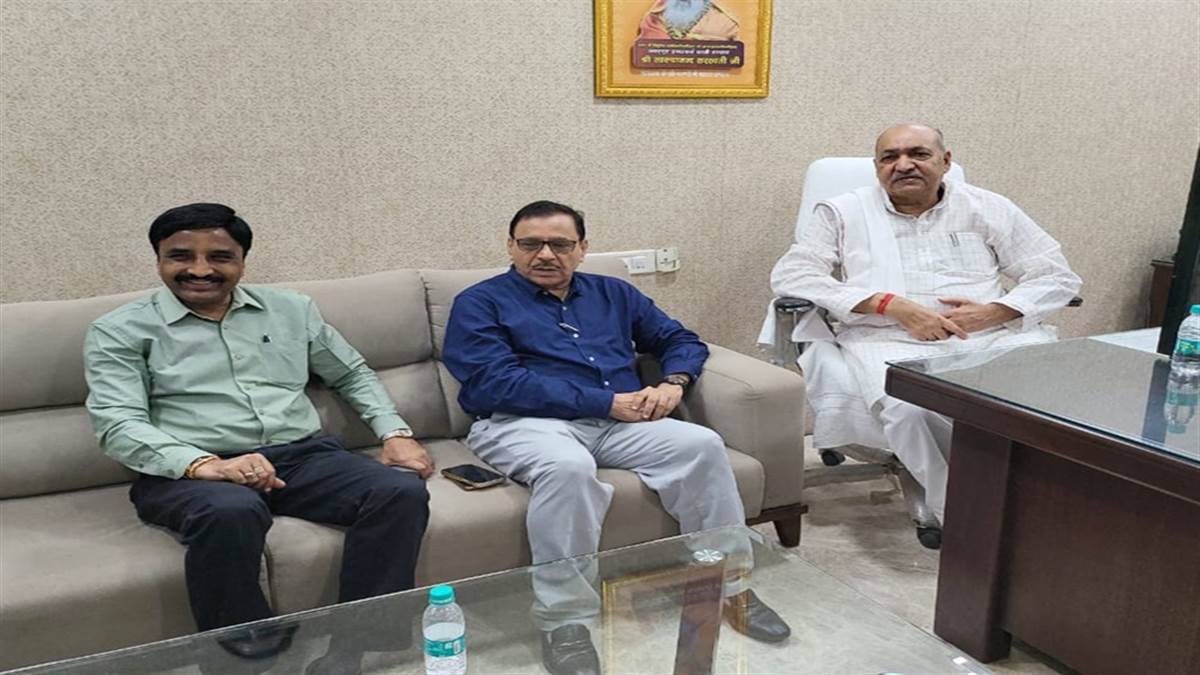 Photo of कर्मचारी-अधिकारी फेडरेशन ने सीएम भूपेश बघेल के आश्‍वासन के बाद हड़ताल को किया स्‍थगित.. 