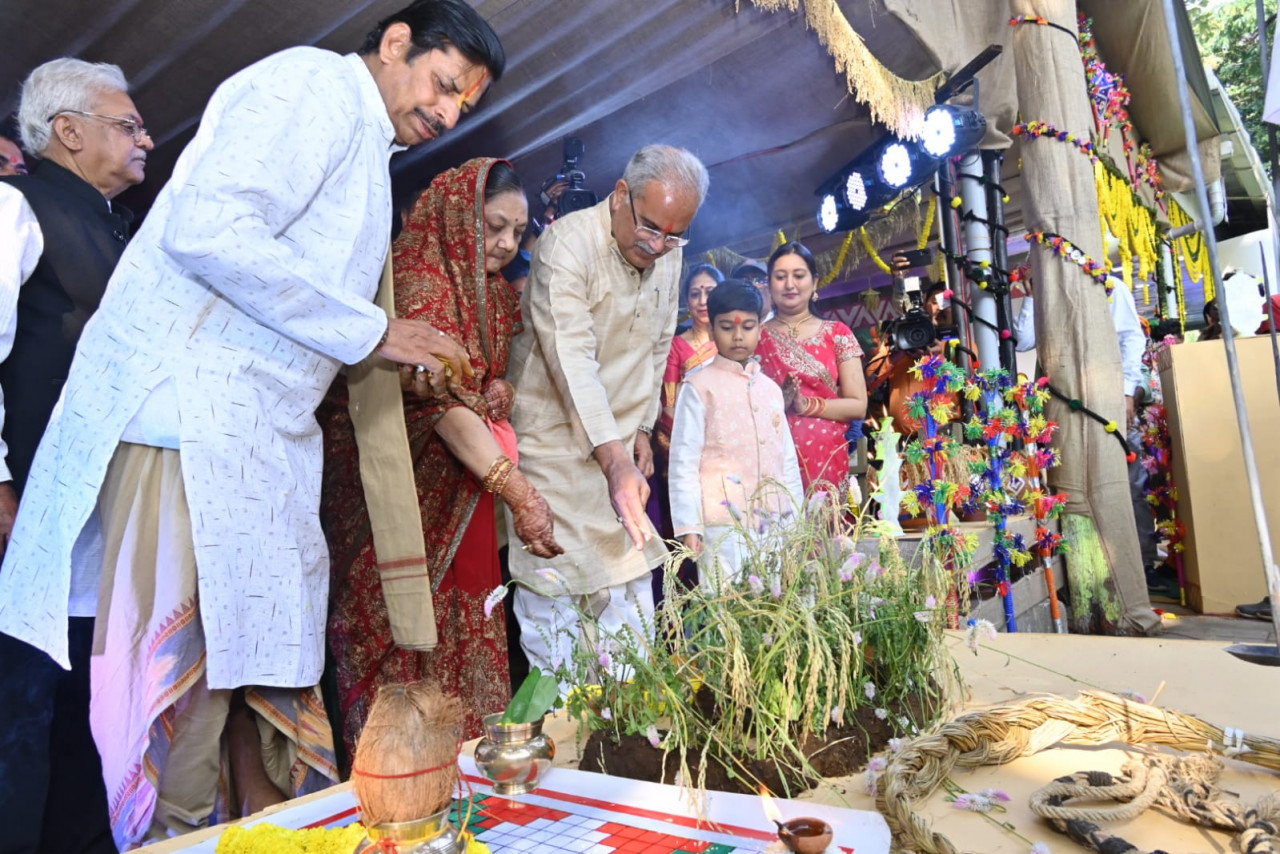 Photo of गोवर्धन और देवारी तिहार पर भूपेश ने सपरिवार किया गौरी-गौरा, गोवर्धन पूजा