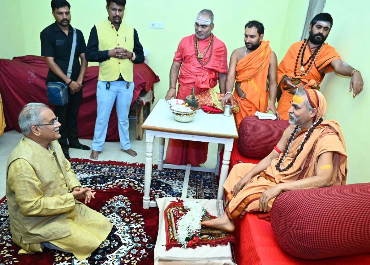 Photo of भूपेश ने ज्योतिर्मठ उत्तराखंड के शंकराचार्य से मुलाकात कर लिया आशीर्वाद