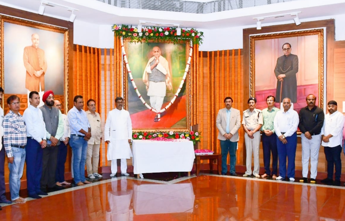 Photo of महंत ने लौह पुरूष एवं इंदिरा जी को किया श्रद्धासुमन अर्पित