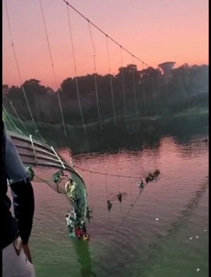 Photo of मोरबी पुल दुर्घटना मामले में नौ गिरफ्तार