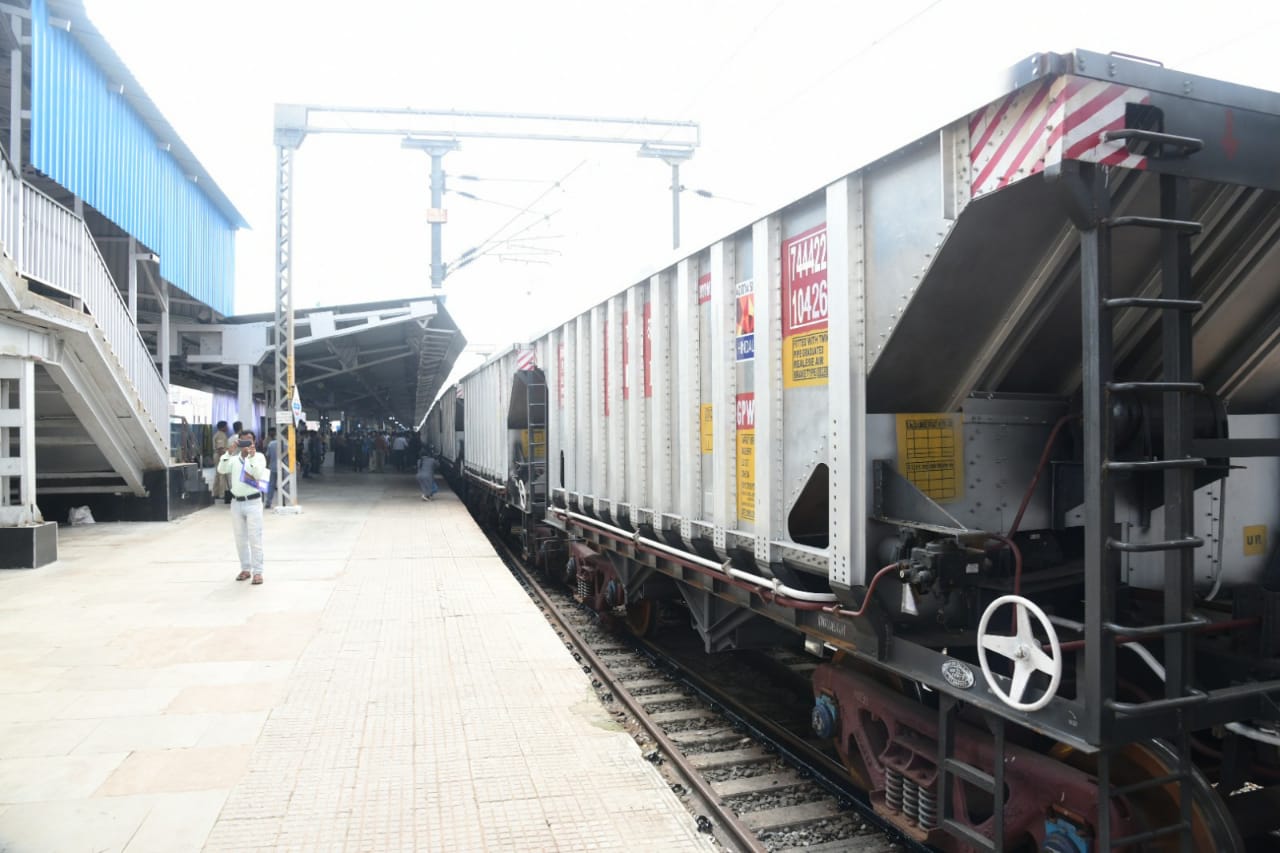 Photo of रेल मंत्री ने देश की पहली एल्यूमीनियम निर्मित मालगाड़ी को किया रवाना