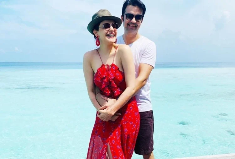 Photo of करवाचौथ: पिया के नाम की मेहँदी से काजल अग्रवाल ने सजाए हाथ