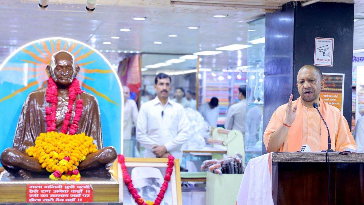 Photo of देश की आजादी के लिए बापू ने छोड़ दी थी वकालत: सीएम योगी