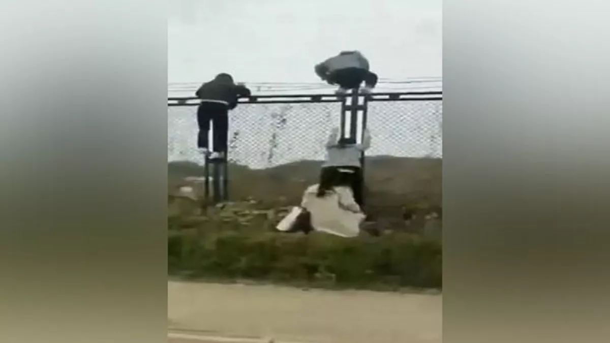 Photo of China के झेंग्झौ प्रांत में सख्त कोविड लॉकडाउन की घोषणा, कारखाने से पैदल ही अपने घर भाग रहे कर्मचारी