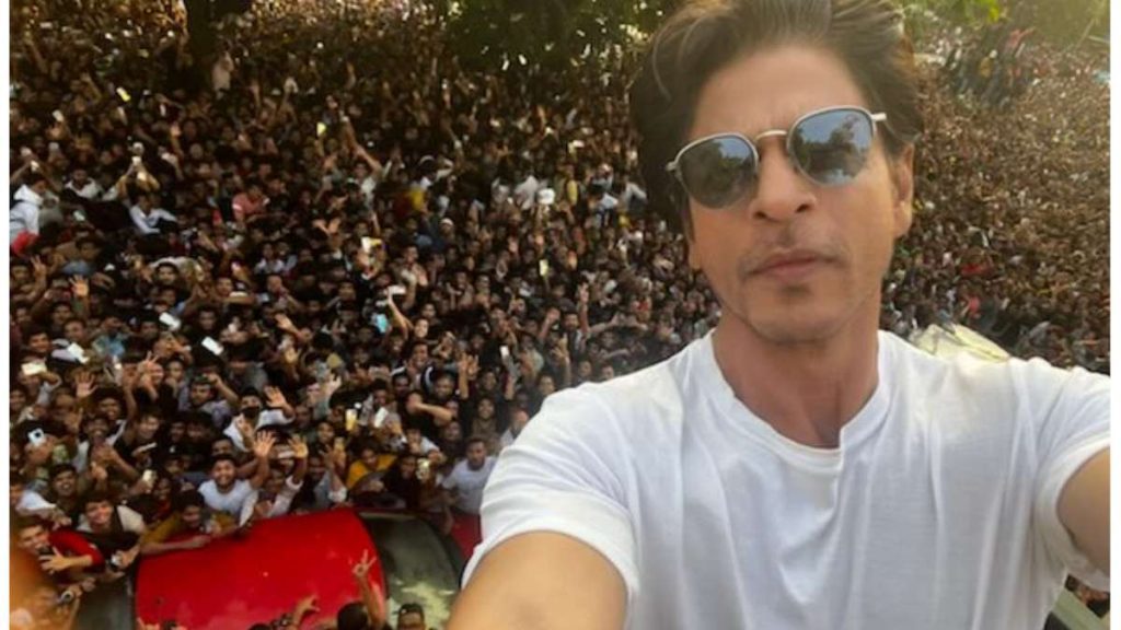 Photo of शाह रुख ने बर्थडे को बनाया खास,फैंस के साथ काटा केक…