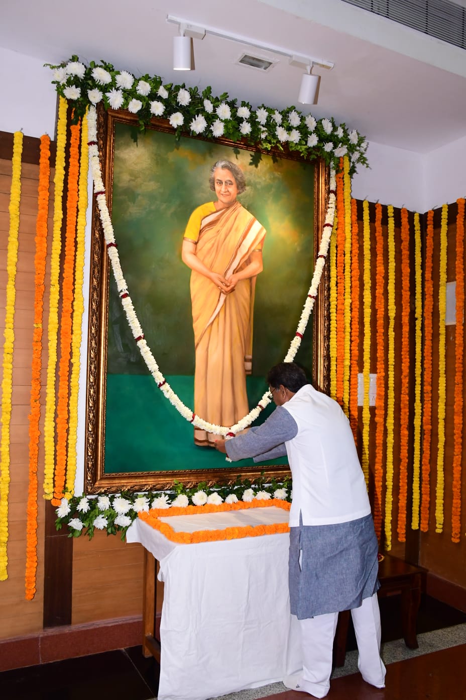 Photo of महंत ने पूर्व प्रधानमंत्री श्रीमती इंदिरा गांधी की जयंती पर उन्हें किया श्रद्धासुमन अर्पित