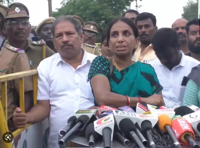 Photo of पूर्व प्रधानमंत्री राजीव गांधी की हत्या के 6 दोषियों में शामिल नलिनी श्रीहरन ने खुद को बताया निर्दोष..