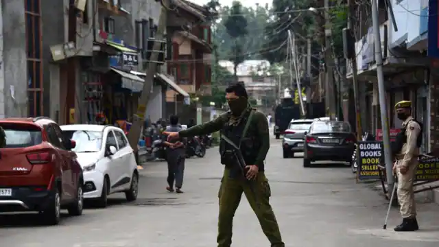 Photo of जम्मू-कश्मीर में पत्रकारों को धमकी देने के मामले में पुलिस ने बड़े पैमाने पर शुरू की तलाशी..