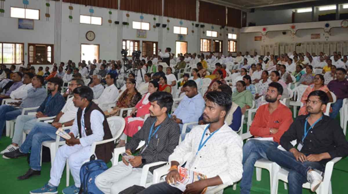 Photo of मीडिया को भारतीय परंपरा के अनुरूप और समाज को आध्यात्मिक आधार पर आगे बढ़ाना होगा-प्रो. द्विवेदी