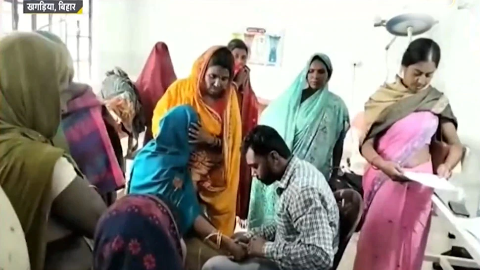 Photo of बिहार में अपंग हो चुकीं स्वास्थ्य सेवाओं की करतूत आई सामने, महिलाओं के हाथ-पैर पकड़कर की जबरन नसबंदी..
