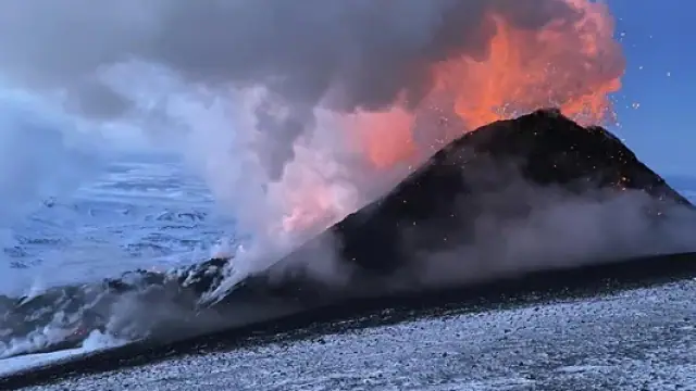 Photo of रूस में शिवलुच ज्वालामुखी में दिखी तेज हलचल से कभी भी फटने की है संभावना