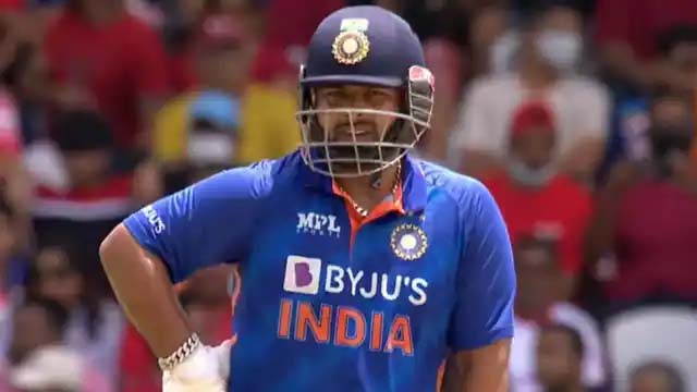 Photo of सीमित ओवरों के प्रारूप में लगातार असफल होने के कारण सवालों के घेरे में हैं ऋषभ पंत..