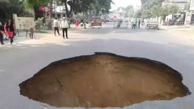 Photo of लखनऊ में बीच सड़क हुआ 20 फीट का गड्ढा, पार्षद ने बताया सपा-बसपा की देन..