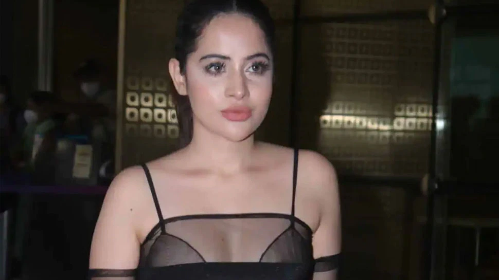 Photo of उर्फी ने इस नए लुक से सभी को किया हैरान, सिर पर घूंघट, माथे पर झूमर और गालों से छूतीं बालों की लटें..