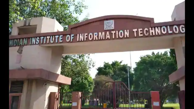 Photo of ट्रिपलआईटी प्रयागराज के प्रोफेसर और छात्र ने तैयार किया एक ऐसा अनूठा रोबोट